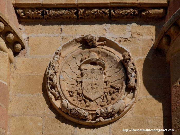 ESCUDO EPISCOPAL SOBRE LA PUERTA DE ACCESO